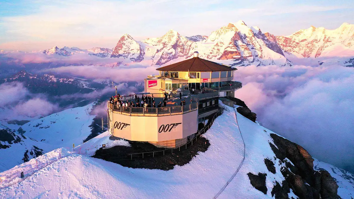 Visitors on the Thrill Walk glass platform at Schilthorn above the Lauterbrunnen valley