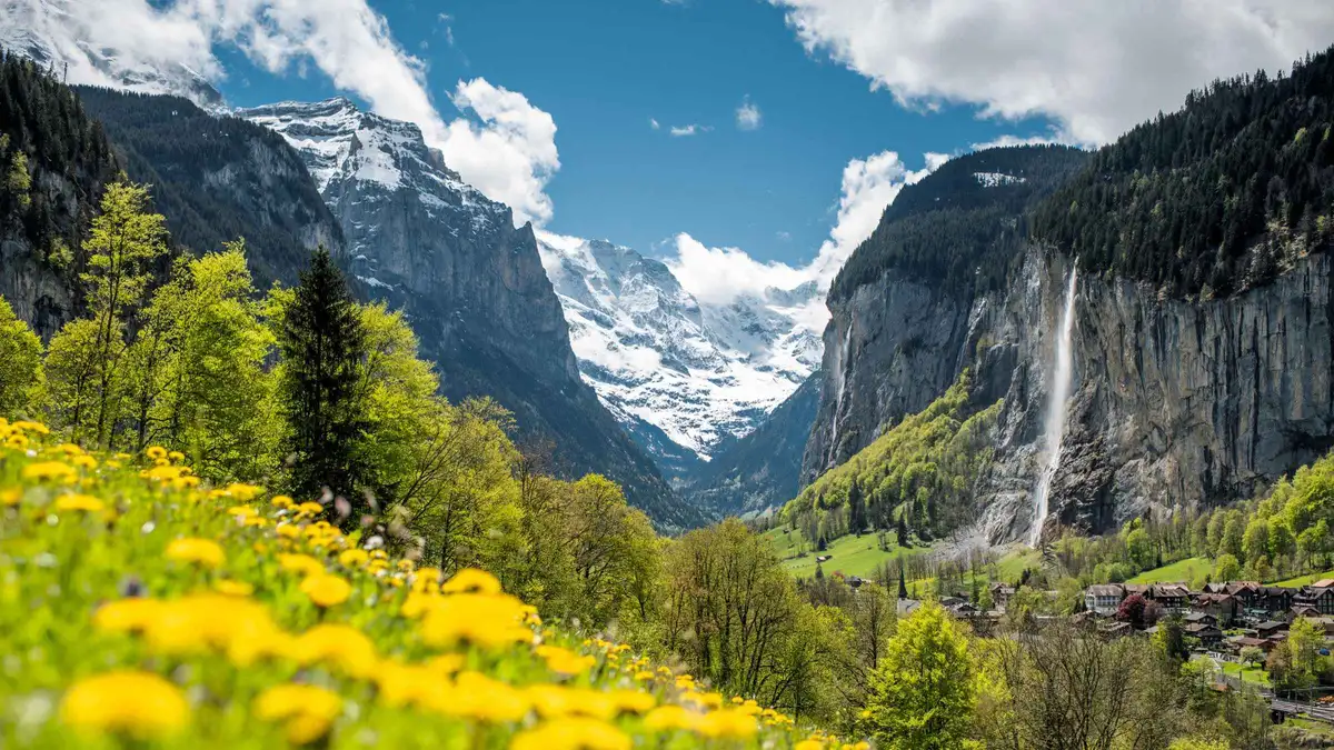 Coach tour group with free time in Grindelwald near the Lauterbrunnen valley