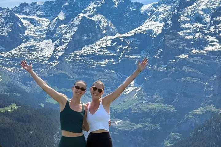 Hikers on the ridge trail above the Lauterbrunnen valley toward Mürren